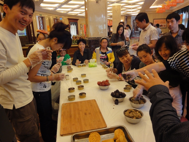 中秋节传统的月饼制作活动也同样赚